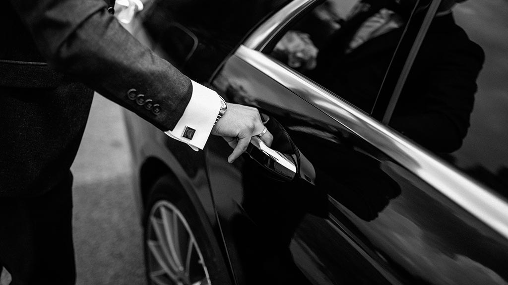 Executive Chauffeur in Chicago & Suburbs Executive Chauffeur in Chicago & Suburbs